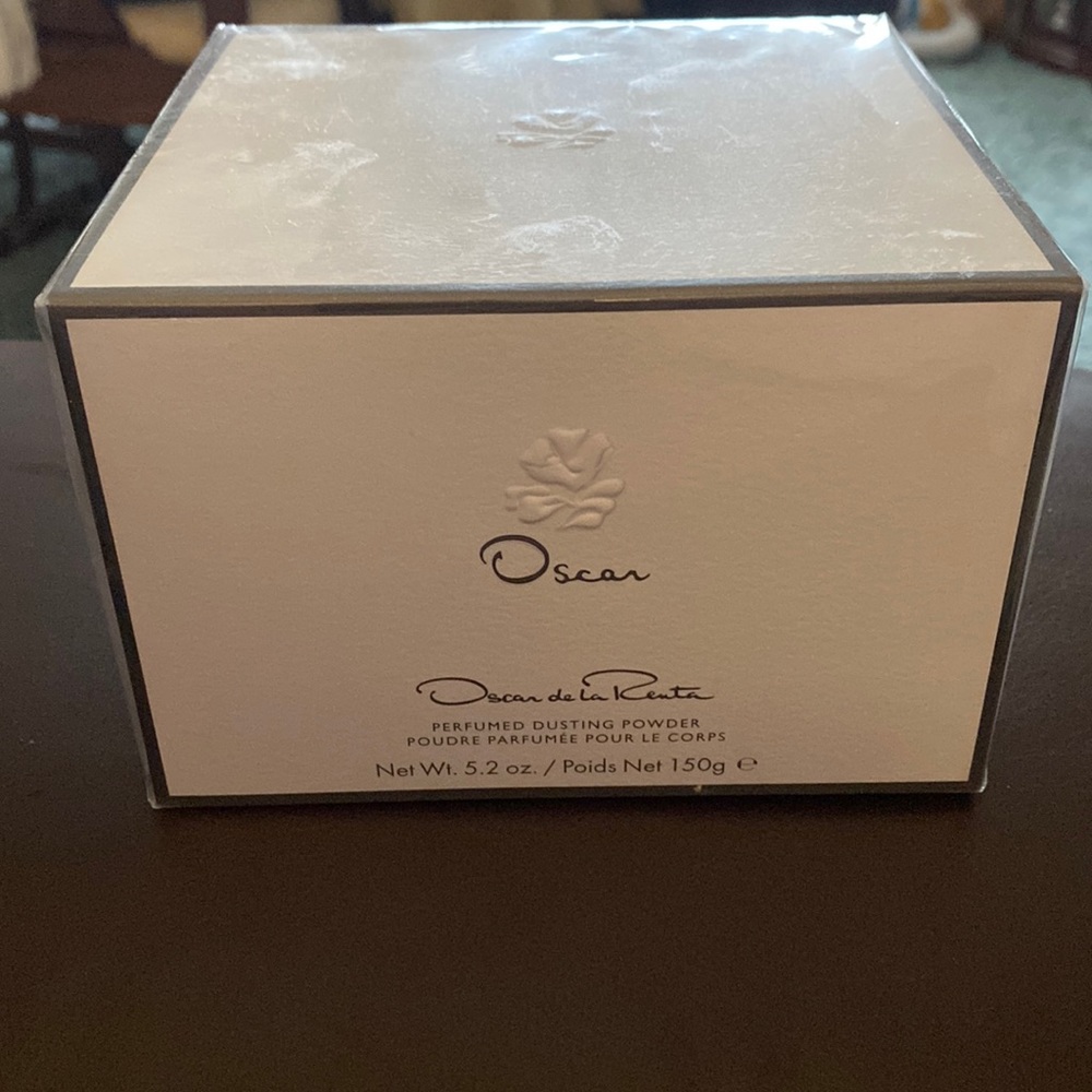 NWT Oscar de la Renta perfumed dusting powder